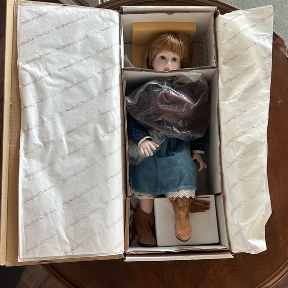 Connie Johnston 'Savannah' Doll - Hamilton Collection - Picture 4 of 11